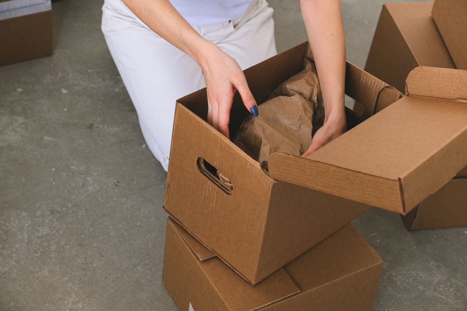Professional packing services with cardboard moving boxes